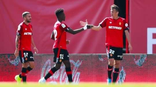 Vào - 1:0! Joan Sastre chuyền bóng như đặt cho Ante Budimir (Mallorca), người có một cú sút chìm từ cự ly gần vào lưới, dễ dàng đánh bại thủ môn.