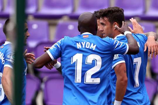Vào! Jaime Mata (Getafe) đã có mặt đúng lúc đúng chỗ để lấy bóng bật ra trong vòng cấm, và anh ấy sút bóng đi chìm vào phía trong cột dọc bên trái. Tỉ số là 0:1.