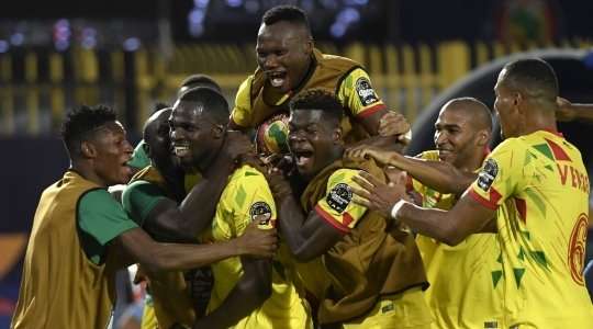 Moise Adilehou (Benin) đón đường treo bóng vào từ một quả phạt góc được thực hiện rất tốt và tung cú sút căng về phía khung thành. Nỗ lực của anh đi thẳng vào giữa cầu môn, đưa bóng vào gọn trong lưới.
