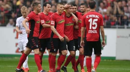 Gian-Luca Waldschmidt (Freiburg) tung một cú sút khó đoán từ ngoài vòng cấm, bóng bay lập bập và đổi hướng khiến cho thủ môn mắc một sai lầm nghiêm trọng và phải ngậm ngùi vào lưới nhặt bóng!