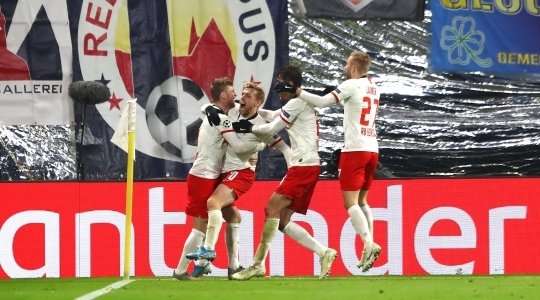 Vào! Bằng một đường chuyền vượt qua cả tầm với của thủ môn, Timo Werner dọn cỗ cho Emil Forsberg (RB Leipzig) ghi một bàn thắng không thể dễ dàng hơn, và cầu thủ này không phạm một sai lầm nào với cú đánh đầu từ cự ly gần vào góc thấp bên phải khung thành trống. Tỉ số là 2:2.