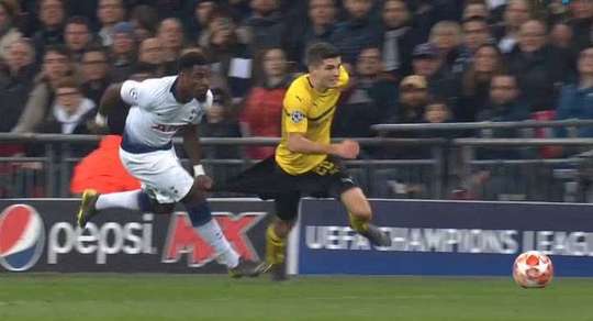 Không một chút do dự, trọng tài rút thẻ vàng cho pha phạm lỗi của Serge Aurier (Tottenham).