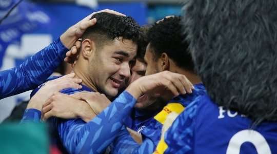 Ozan Kabak (Schalke) nhảy cao nhất để đón bóng từ quả phạt góc được thực hiện hoàn hảo bởi Bastian Oczipka. Cú đánh đầu của anh đã đi rất căng vào ngay giữa khung thành, khiến thủ môn không kịp trở tay. Tỉ số được nâng lên 2:1.