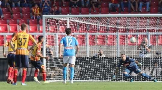Vào! Marco Mancosu (Lecce) giành chiến thắng trên chấm phạt đền bằng một cú sút không thể cản phá, vượt qua tầm với của thủ môn David Ospina vào góc cao bên phải.