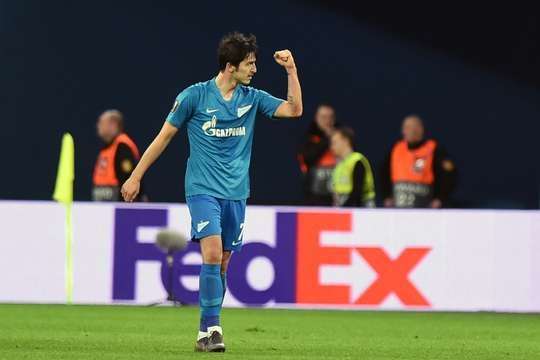 VÀO! Sebastian Driussi thực hiện một quả tạt bổng đẹp mắt vào vòng cấm, nơi Sardar Azmoun (Zenit St Petersburg) bật cao đánh đầu vào góc phải phía dưới khung thành, đánh bại thủ môn. Tỉ số được nâng lên 2:0.