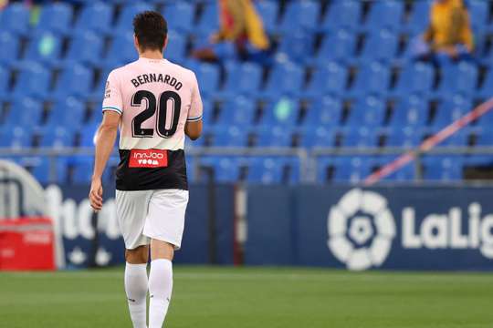 Một pha phạm lỗi từ Bernardo (Espanyol). Rất bất ngờ, trọng tài bước tới và rút ra một chiếc thẻ đỏ. Một phán xử rất khắt khe và Bernardo (Espanyol) lập tức phản đối, nhưng dĩ nhiên là nó vô dụng. Quyết định đã được đưa ra.