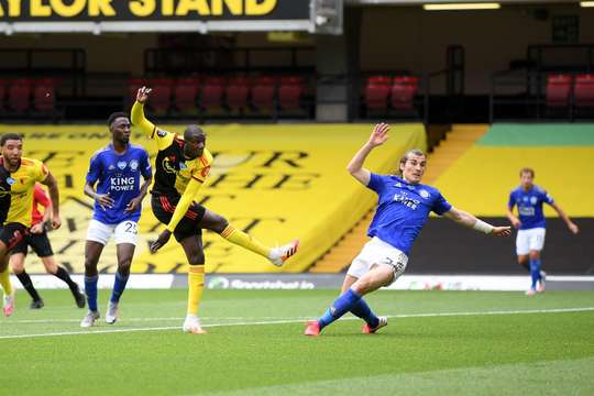 Một đường căng ngang mở ra cơ hội Abdoulaye Doucoure (Watford), anh che bóng khéo léo và ra chân, nhưng cú dứt điểm lại đi vọt xà ngang lên thẳng khán đài. Bóng đã ở ngoài sân và sẽ có một quả phát bóng lên cho Leicester.