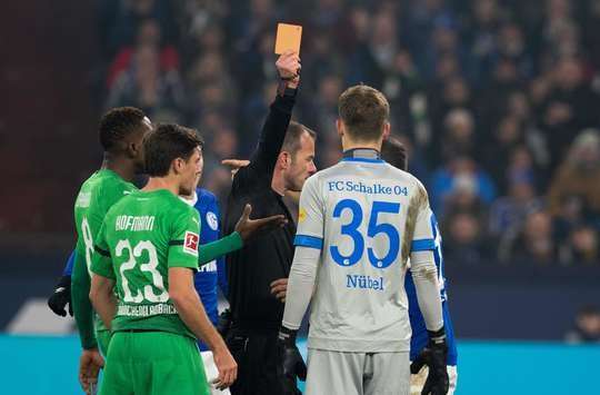 Trọng tài quyết định rút thẻ đỏ trực tiếp cho cú tắc bóng kinh khủng. Alexander Nubel (Schalke).
