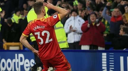 Vào! Dennis Srbeny (Norwich) chớp cơ hội sau một tình huống bóng bật ra trong vòng cấm và đánh bại thủ môn với một cú sút vào góc thấp bên trái. Tỉ số đã được nâng lên: 0:2.