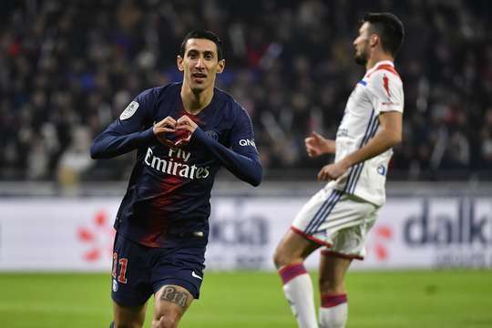 Một bàn thắng đồng đội tuyệt vời! Angel Di Maria (Paris SG) được giải thoát trong vòng cấm bởi Julian Draxler và không mắc một sai lầm nào với một pha dứt điểm tốt vào góc phải phía dưới. 0:1.
