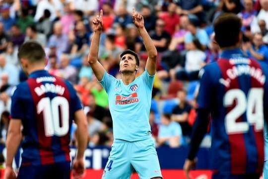 Hãy ngả mũ thán phục! Rodri (Atl. Madrid) ghi một bàn thắng sấm sét từ ngoài vòng cấm, cú sút căng như kẻ chỉ của anh đi rất hiểm hóc vào góc cao bên trái. Thủ môn đã đứng hình!