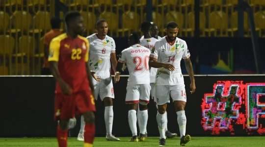 VÀO! Mickael Pote (Benin) kết thúc một đợt lên bóng tuyệt vời bằng một bàn thắng giật gót điệu nghệ. Bàn thắng được kiến tạo bởi  với một đường chuyền xuất sắc. 2:2.