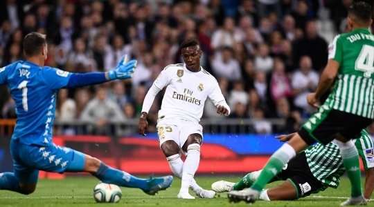 Junior Vinicius (Real Madrid) nhận một đường chuyền tuyệt vời bên trong vòng cấm nhưng lại bỏ lỡ cơ hội của mình. Cú sút của anh vào góc thấp bên phải khung thành đã bị thủ môn cản phá một cách xuất sắc.