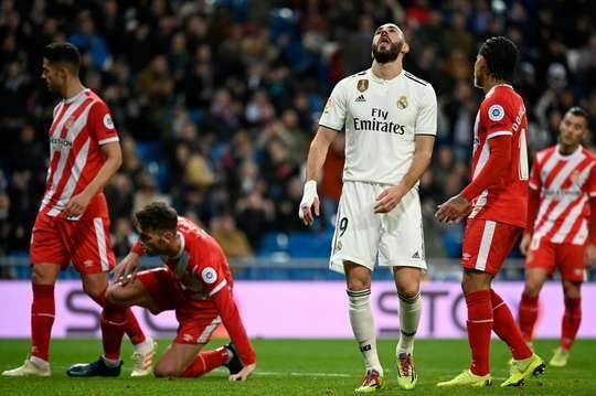 Karim Benzema (Real Madrid) nhận bóng sau một đường chuyền ngắn ở rìa vòng cấm địa và dứt điểm nhanh. Cú sút của anh khiến thủ môn chỉ biết đứng nhìn, nhưng bóng lại bật ra sau khi dội cột dọc bên phải. Rất đáng tiếc! Bóng đã ở ngoài sân và sẽ có một quả phát bóng lên cho Girona.