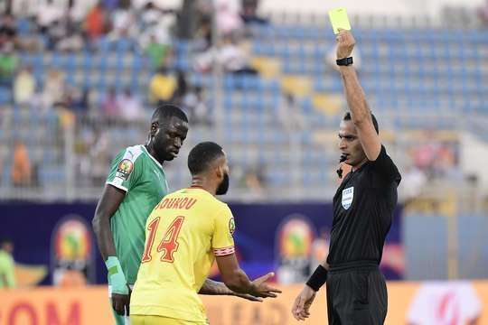 Cebio Soukou (Benin) nhận một chiếc thẻ vàng.