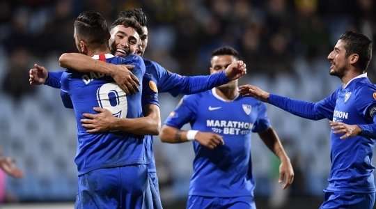 Munir El Haddadi (Sevilla) trình diễn khả năng đá phạt xuất sắc của mình, từ một cự ly mà anh đã quá quen thuộc. Đó là một cú sút hoàn hảo, đưa bóng vào sát mé trong cột dọc bên trái.