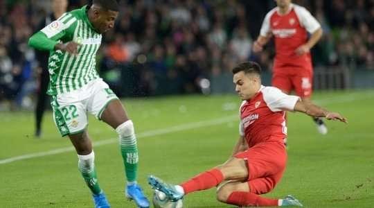 Trọng tài Alejandro Hernandez nhìn thấy pha cài chân của Sergio Reguilon (Sevilla) và thổi phạt một cách không hề do dự.