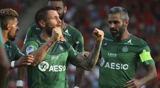 Vào! Wahbi Khazri thực hiện một quả tạt tốt từ quả phạt góc và bóng tìm đến Mathieu Debuchy (St Etienne) một cách hoàn hảo. Cầu thủ này đánh đầu căng như kẻ chỉ từ gần chấm phạt đền, đưa bóng thẳng vào góc trái khung thành. Tỉ số là 0:1.