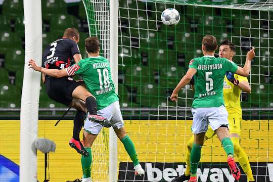 Bóng đã nằm trong lưới! Jonathan de Guzman câu bóng vào vòng cấm từ quả đá phạt, nơi Stefan Ilsanker (Eintracht Frankfurt) thoát khỏi người theo kèm và đánh đầu từ rìa vòng 5m50, đưa bóng thẳng vào nóc lưới. Tỉ số bây giờ là 0:3.