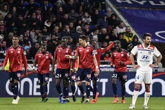 Quả tạt từ vị trí đá phạt được đón bởi Boubakary Soumare (Lille) và cú sút tiếp theo của cầu thủ này đã đi dội xà ngang vào lưới!