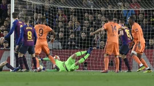 Vào! Lucas Tousart (Lyon) đã có mặt đúng lúc đúng chỗ để lấy bóng bật ra trong vòng cấm, và anh ấy sút bóng đi chìm vào phía trong cột dọc bên trái. Tỉ số là 2:1.