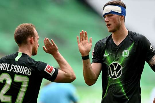 Vào! Wout Weghorst (Wolfsburg) giành chiến thắng trên chấm phạt đền bằng một cú sút chìm không thể cản phá, vượt qua tầm với của thủ môn Alexander Schwolow vào giữa khung thành.
