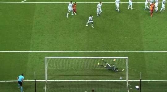 Eren Derdiyok (Galatasaray) tung một cú sút thẳng từ quả đá phạt ở ngay bên ngoài vòng cấm. Cú sút chìm của anh đi hiểm hóc vào phía trong cột dọc bên trái. Một cú sút phạt tuyệt đẹp và bàn thắng này sẽ làm hài lòng cả những cổ động viên khó tính nhất.