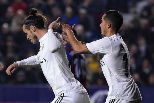 Vào! Gareth Bale (Real Madrid) tinh quái dừng lại một nhịp trước khi sút, chờ cho thủ môn Aitor Fernandez Abarisketa đổ người trước khi bình tĩnh đưa bóng vào góc thấp bên phải.