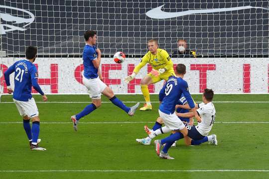 Michael Keane (Everton) ghi một bàn phản lưới xui xẻo sau khi anh vô tình làm đổi hướng một cú sút.