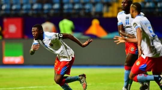 Chancel Mbemba (D.R. Congo) đánh đầu từ một quả phạt góc với điểm rơi rất tốt. Anh ấy hướng bóng từ rìa vòng cấm thẳng vào góc thấp bên trái với một độ chính xác hoàn hảo.