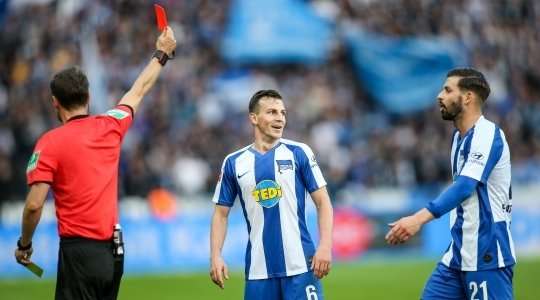 Vladimir Darida (Hertha Berlin) lẽ ra phải cẩn thận hơn. Anh ấy phạm lỗi xấu và nhận chiếc thẻ vàng thứ hai và bị đuổi!