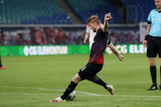 Timo Werner (RB Leipzig) đón một đường chuyền tuyệt vời và đột phá qua hàng phòng ngự đối phương trước khi tung ra một cú sút tầm trung, đưa bóng vượt qua thủ môn vào mé trong cột dọc bên phải.
