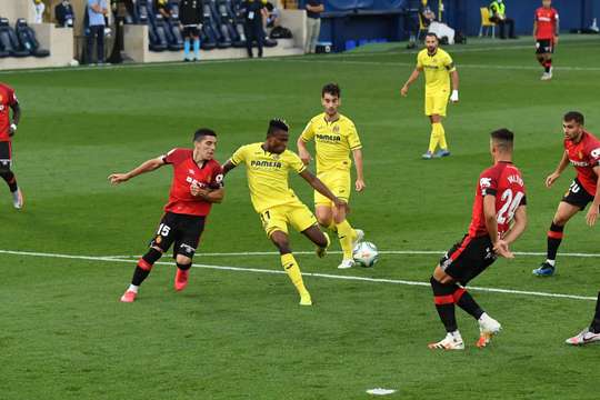 Samuel Chukwueze (Villarreal) vừa có cơ hội ghi bàn từ một vị trí rất ngon ăn, nhưng cú dứt điểm của anh lại đi vọt xà ngang.