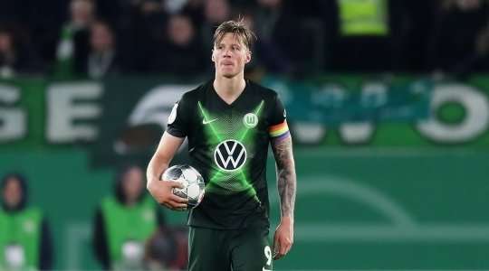 Kevin Mbabu thực hiện một quả tạt bổng chính xác vào vòng cấm. Wout Weghorst (Wolfsburg) đón bóng và dứt điểm nhanh vào góc cao bên phải khung thành. Thủ môn đã không có cơ hội nào để cản phá! Tỉ số đã được thay đổi thành: 1:6.