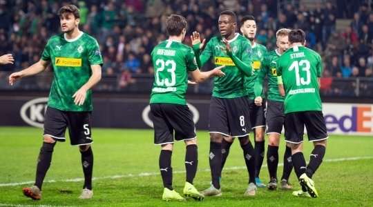 Vào! Một đường chuyền ngang đơn giản của Oscar Wendt đưa bóng đến chân Lars Stindl (B. Monchengladbach) bên trong vòng cấm, anh chỉnh lại tư thế và quất chân đưa bóng vào góc thấp bên trái khung thành. Tỉ số là 0:1.