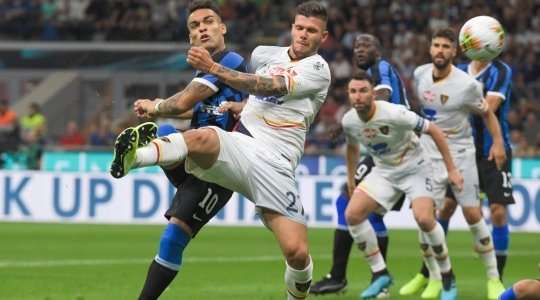 Lautaro Martinez (Inter) đón một đường chuyền bổng và sút bóng! Pha dứt điểm của anh ấy bay chệch cột dọc bên phải trong gang tấc.