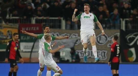 Andre Hahn (Augsburg) nhận một đường chuyền bổng xuất sắc ngay bên ngoài vòng cấm và sút bóng mạnh vào góc trái phía dưới, không cho thủ môn một cơ hội nào.