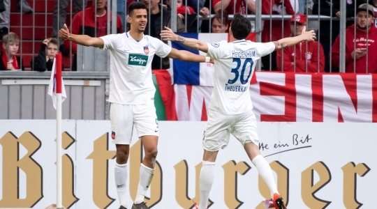 Đó là một bàn thắng! Tỉ số được nâng lên 1:1. Robert-Nesta Glatzel (Heidenheim) nhảy lên cao nhất để đón quả tạt hoàn hảo từ Marc Schnatterer và tung một cú đánh đầu từ cự li gần vào góc phải phía dưới. Thủ môn Sven Ulreich đã hoàn toàn bó tay.