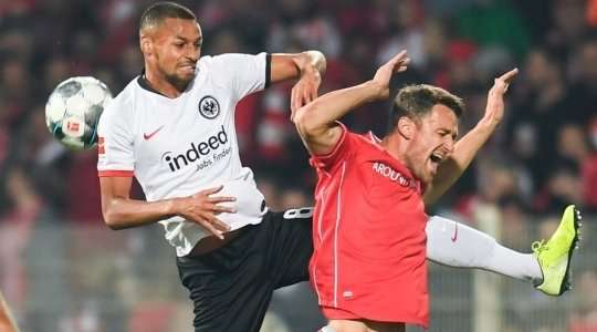 Trận đấu bị gián đoạn. Djibril Sow (Eintracht Frankfurt) đã bị thổi phạt khi tranh bóng với một cầu thủ đối phương. Không có sự phản đối hay than phiền nào vì anh ấy biết rõ hành động vừa rồi của mình. Một quả đá phạt được dành cho Union Berlin.