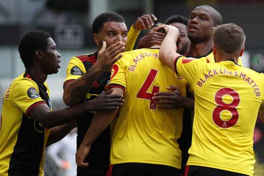 Một BÀN THẮNG tuyệt đẹp! Craig Dawson (Watford) cho thấy một quyết tâm cao độ để đón bóng trong vòng cấm và tung người lên không để thực hiện một cú đá cắt kéo tuyệt đỉnh, khiến Kasper Schmeichel không thể làm gì được. Tỉ số đã được nâng lên: 1:1.