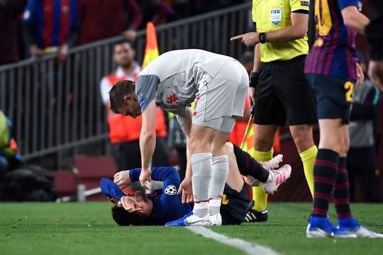 James Milner (Liverpool) có pha phạm lỗi thô bạo và Bjorn Kuipers thổi phạt.