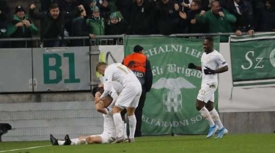 Vào! David Siger (Ferencvaros) đã có mặt đúng lúc đúng chỗ để lấy bóng bật ra trong vòng cấm, và anh ấy sút bóng đi chìm vào phía trong cột dọc bên phải. Tỉ số là 1:0.