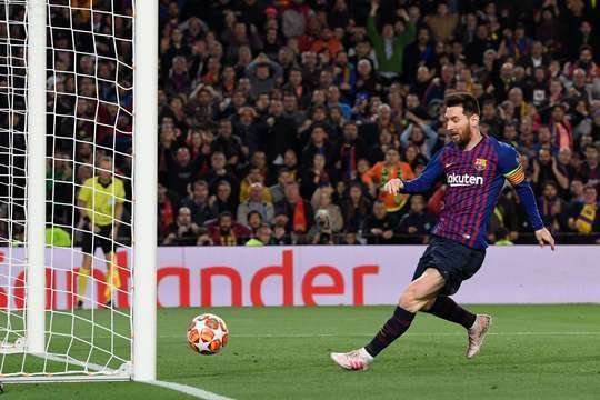 Vào! Lionel Messi (Barcelona) là người nhanh nhất phản ứng với pha bóng bật ra và sút bóng vào lưới. Tỉ số là 2:0.