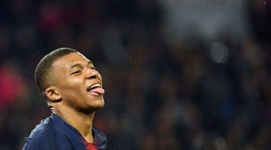 VÀO! Kylian Mbappe (Paris SG) nhận một đường chuyền và từ trong vòng cấm anh ấy lốp bóng qua Runar Alex Runarsson, người đã ra khỏi vạch vôi. Một pha dứt điểm tuyệt vời! 4:0.