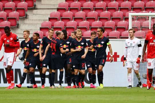 Yussuf Poulsen (RB Leipzig) ghi bàn từ một vị trí khó. Anh ấy bật cao để đón quả tạt và đánh đầu căng vào chính giữa khung thành. Một pha dứt điểm xuất sắc, thủ môn đã không kịp phản ứng.