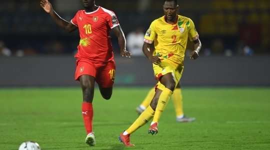 Pele (Guinea Bissau) chọc khe cho Frederic Mendy, tuy nhiên bóng đã đi quá sâu.