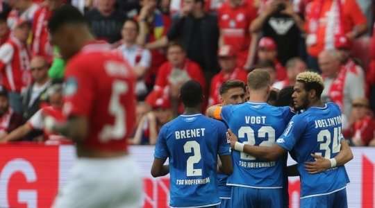 Andrej Kramaric (Hoffenheim) vừa nhắc cho chúng ta thấy anh ta là một cầu thủ tinh quái như thế nào với một cú sút phạt thông minh, đi chìm dưới hàng rào và cắm thẳng vào góc thấp bên trái khung thành!