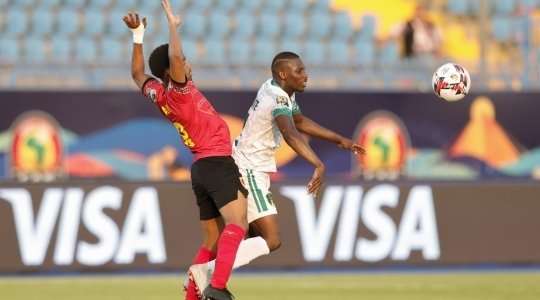 Ismael Diakite (Mauritania) có lẽ đang cảm thấy rất oan ức. Anh bị trọng tài thổi phạt khi đang dẫn bóng về phía khung thành vì đã phạm lỗi trước đó. Angola với một quả đá phạt.