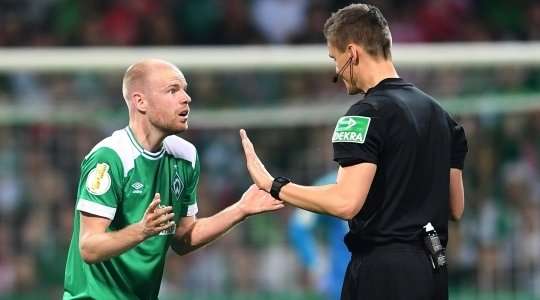 Daniel Siebert rút ra một chiếc thẻ vàng dành cho Davy Klaassen (Werder Bremen) vì pha tắc bóng thô bạo.