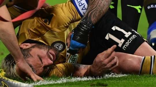 Valon Behrami (Udinese) đang phải trải qua những phút giây đau đớn. Chúng ta chờ xem chấn thương của anh ấy nghiêm trọng đến mức nào.
